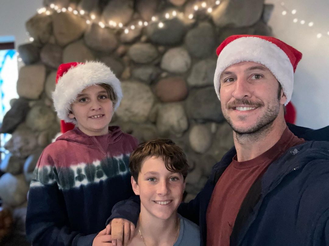 Pablo Schreiber with his sons in December 2021.