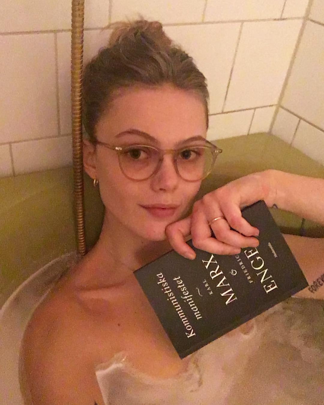 Frida Gustavsson flaunting what seems to be a gold engagement ring in March 2018