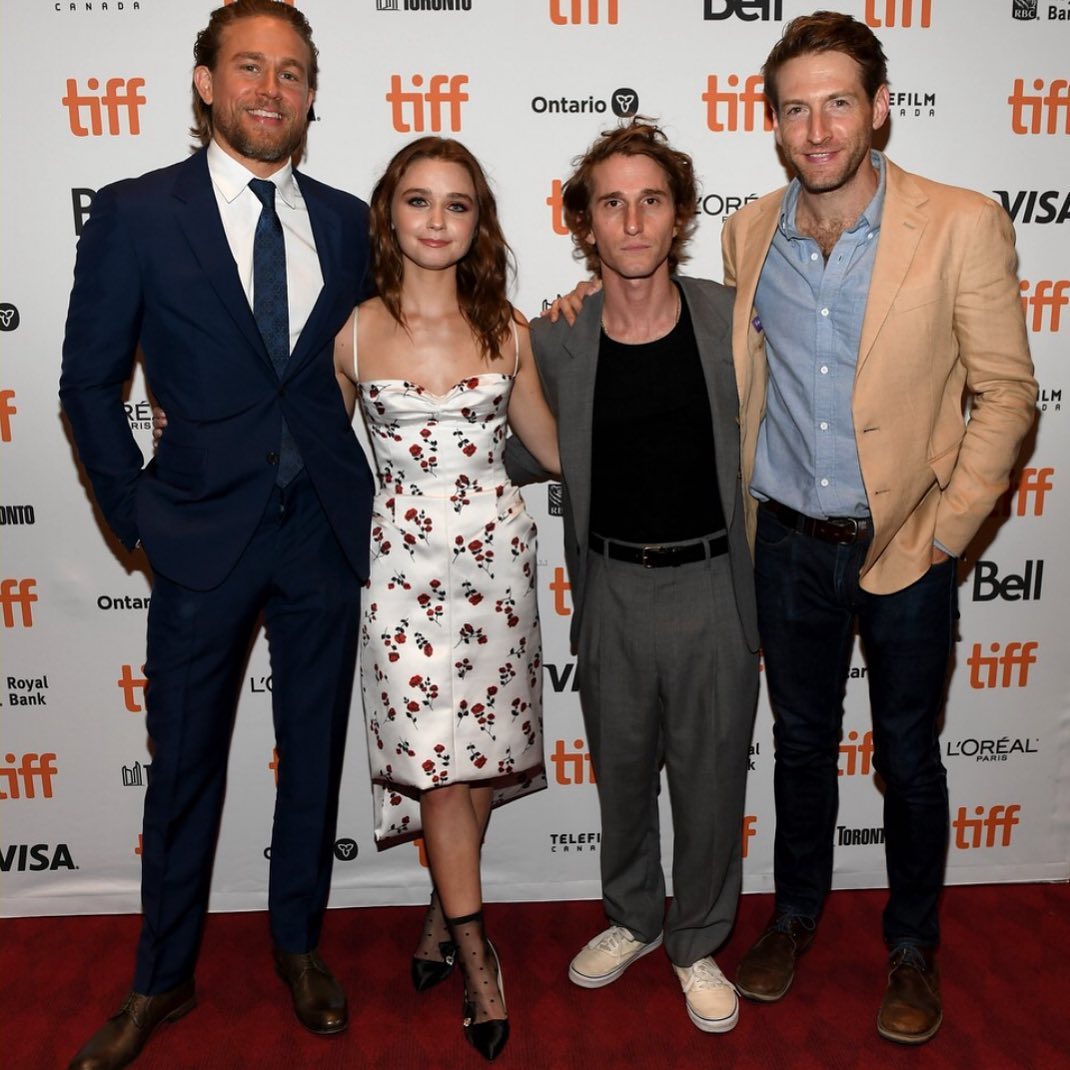 Jessica Barden (middle left) with Max Winkler (middle right), Fran Kranz (full right), and Charlie Hunnam (full left)