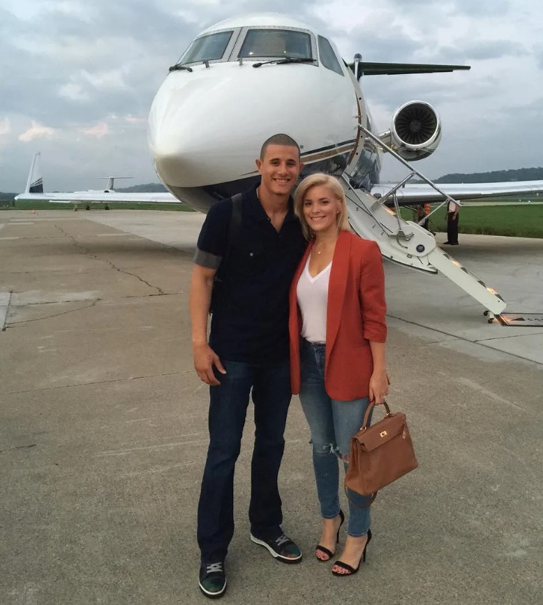 Manny Machado and his wife, Yainee Alonso, outside their private jet