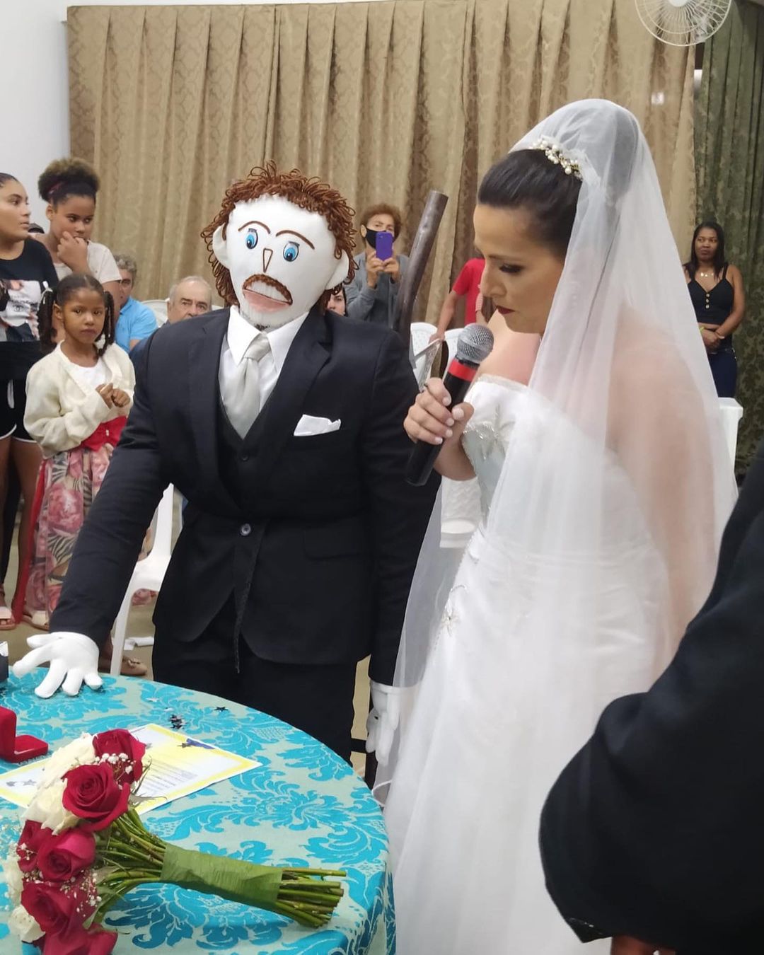 Meirivone Rocha Moraes with her Rag Doll husband, Marcelo, during their wedding ceremony