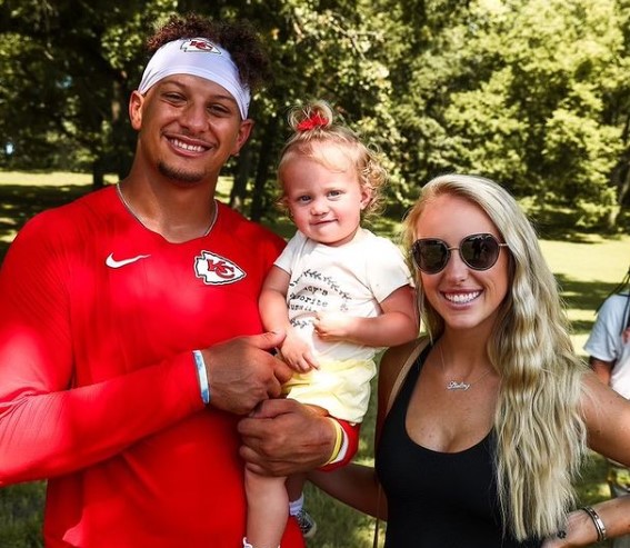 Patrick Mahomes and Brittany Matthews with their daughter (Source: Instagram)