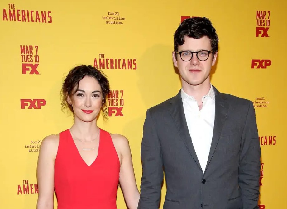 Peter Mark Kendall and Helen Cespedes were seen together in the Season 5 Premiere of The Americans. 