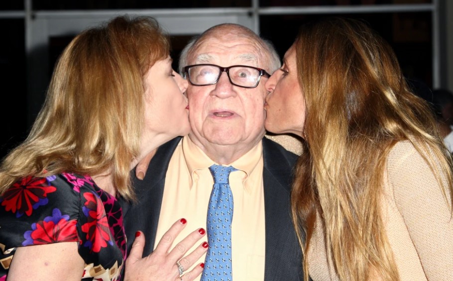 Ed Asner with his two daughters, Kate and Liza. 