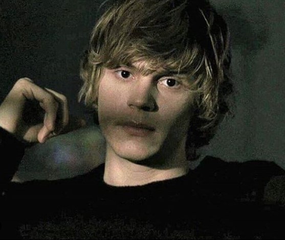 A picture of Evan Peters.
