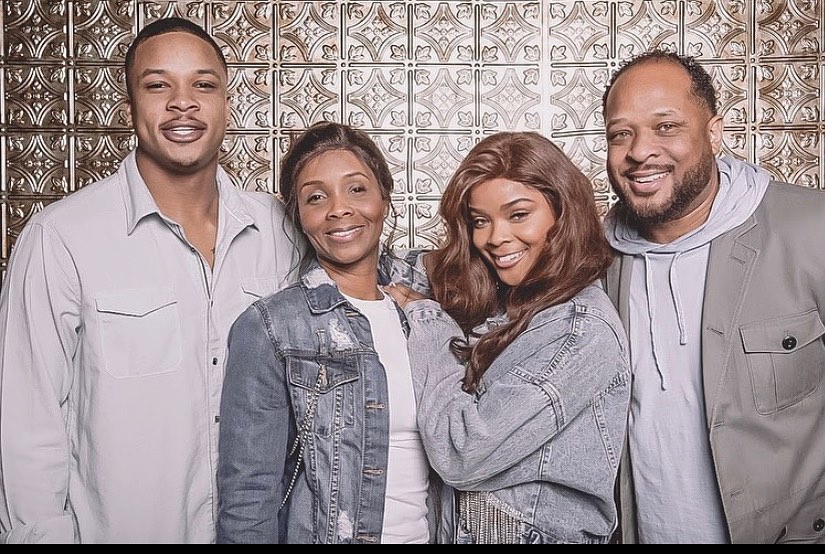 Ajiona Alexus with her parents and brother. 