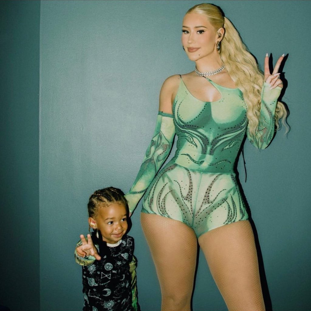Onyx Kelly pictured with his mom Iggy Azalea backstage during her tour in 2022