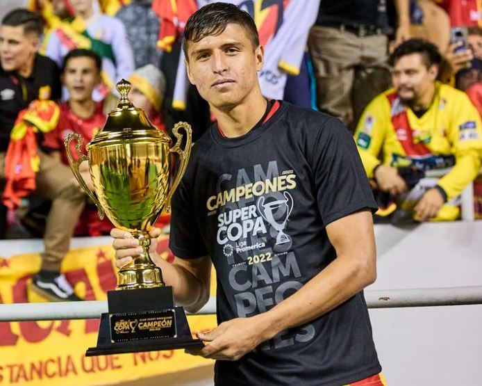Anthony Contreras with the Super Copa trophy