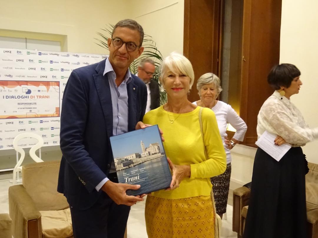 Helen Mirren met with the Mayor of Trani in 2019.