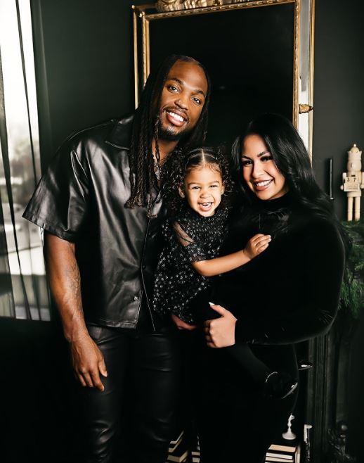 Derrick Henry with his girlfriend and daughter