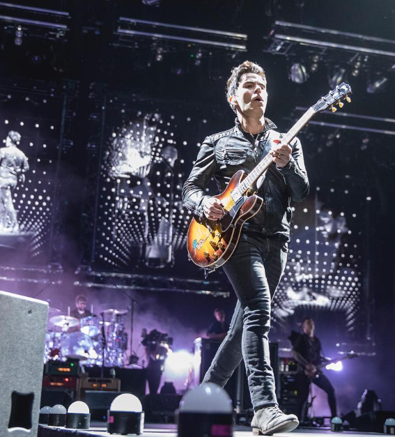 Kelly Jones performing live before ankle surgery