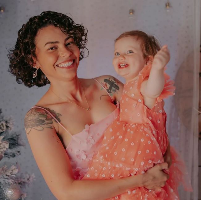 Dani Soares with her daughter Lilly