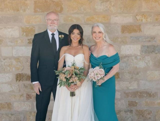 Sarah Hyland with her parents during her wedding day