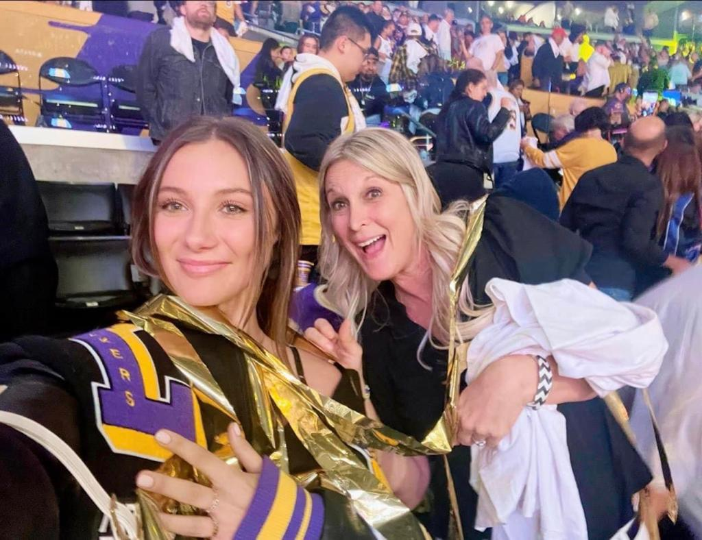 Austin Reaves' mom and girlfriend at the Lakers game