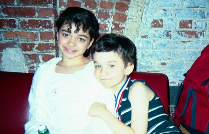 Childhood photo of Sarah Hyland with her brother