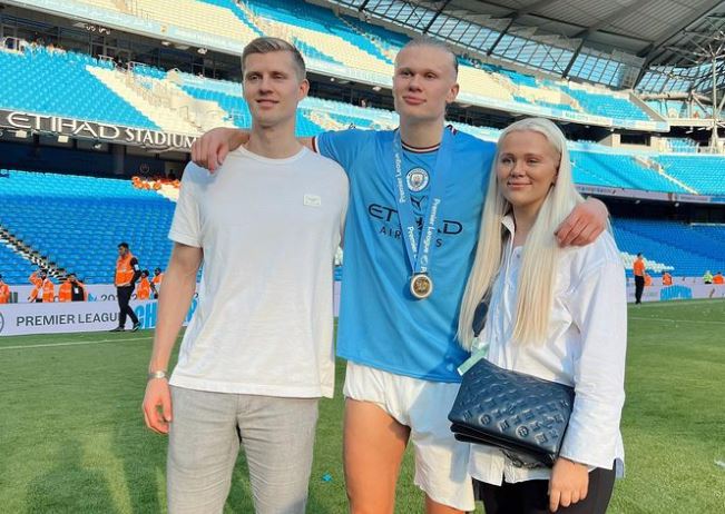 Erling Haaland with his two siblings