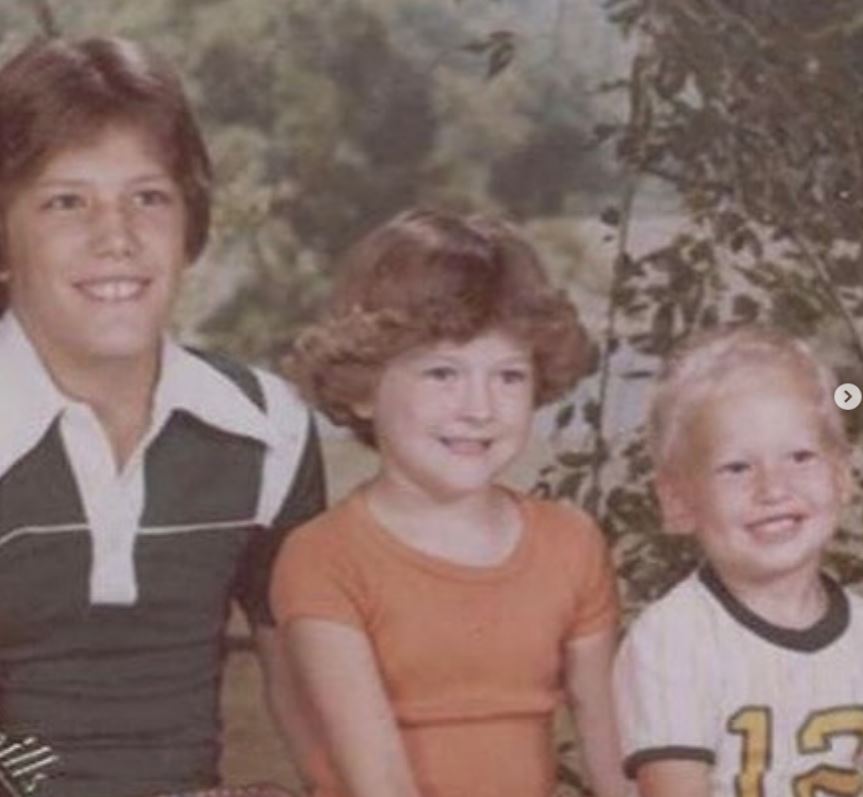 A very young picture of Blake Shelton with his two siblings Richie and Endy Shelton 