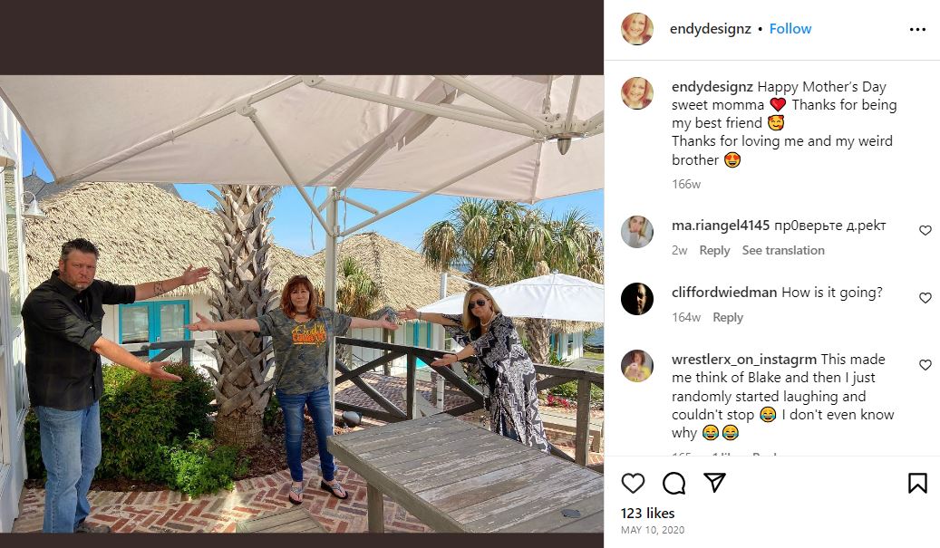 Blake Shelton's sister Endy Shelton posts a picture of them with their mother on mother's day