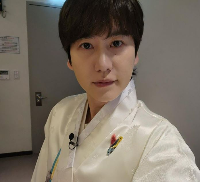 Cho Kyuhyun in a traditional attire wishing everyone Happy New Year
