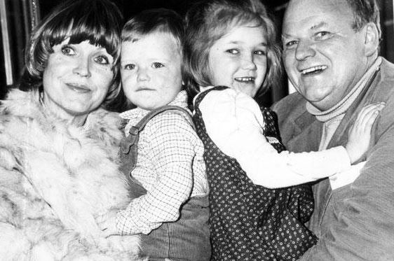 Rory Kinnear with his father Roy Kinnear, mother Carmel Cyan and sister
