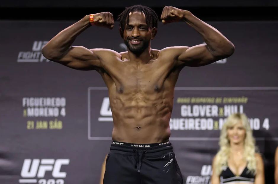 Neil Magny weighing for his fight