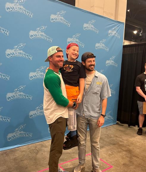 Steven Amell with Grant Gustin in Galaxycon